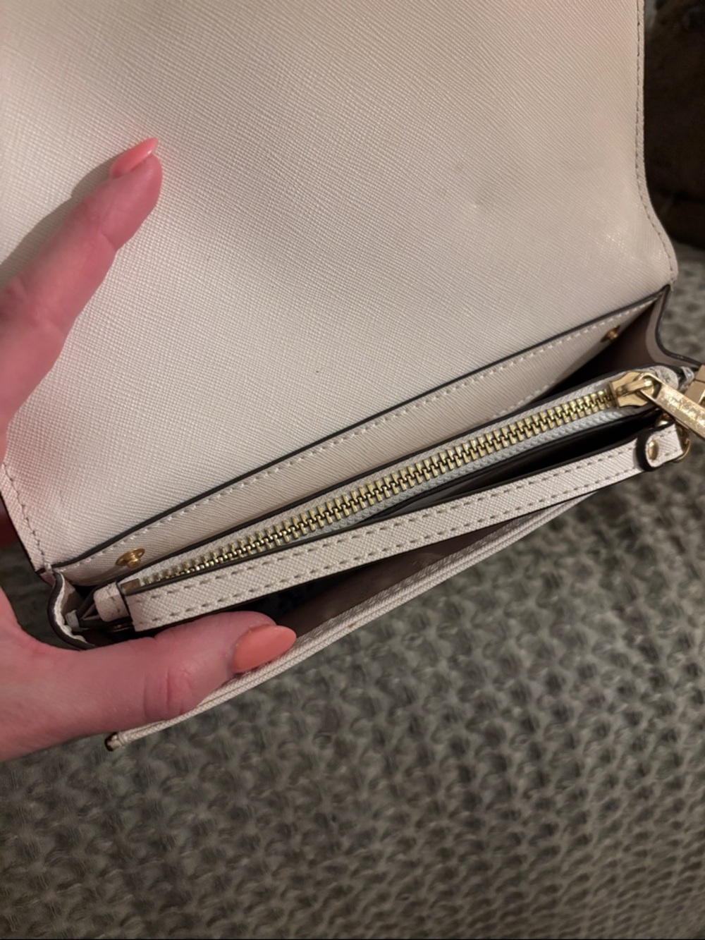 Michael Kors Cream Leather Crossbody Bag with Gold Hardware - Picture 4 of 7
